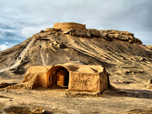 مکانی در یزد برای قرار دادن جسد مردگان زردشتی جهت بدرغه به طبیعت