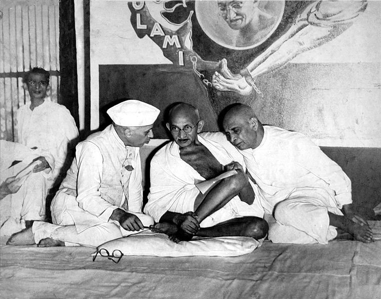 از راست سردار پاتل، مهاتما گاندی، جواهر لعل نهرو