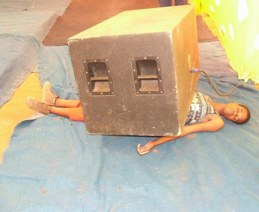 انسان له شده زیر بار تبلیغات