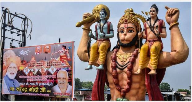 بنر رهبران هندوتوا در کنار مجسمه خدایان هندو