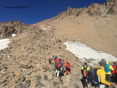جمعیت در حال صعود به سبلان قبل از سنگ محراب زرتشت