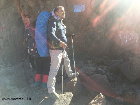 ایستاده بر محراب زرتشت