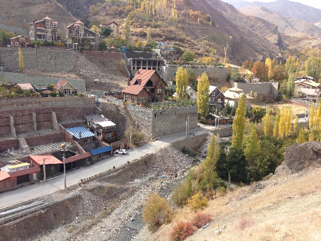 صعود به قله توچال از مسیر دره ایگل - ساخت و سازه های زیبا در مسیر دره اوشان