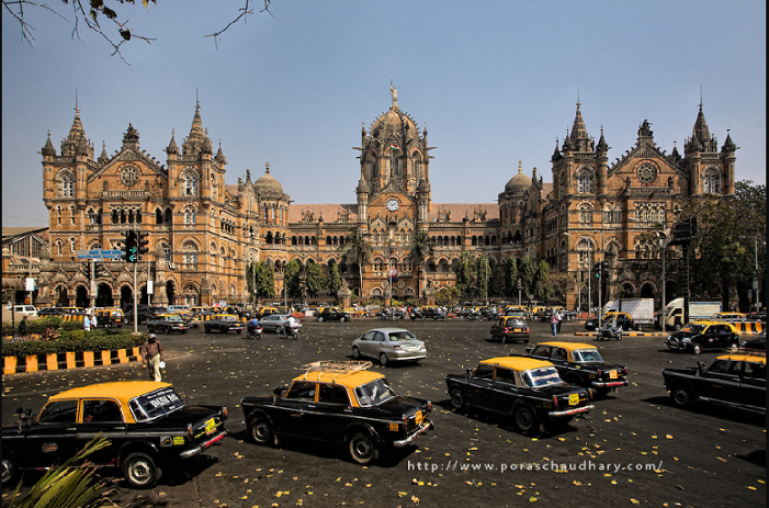  ایستگاه های قطار را نمی دانم چرا اینقدر زیبا می سازند  شاید این بخاطر زحماتی است که برای ساخت راه آهن می کشند  و وقتی به مقصد می رسند اوج شکرگزاری خود را با ساخت ایستگاهی مجلل نشان می دهند،  اینجا ایستگاه مرکزی راه اهن قطار شهر بمببی مرکز ایالت مهاراشترای هند است   