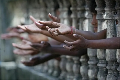 تا انسان به سان غلافی از آدم، ایستاده، در زنجیر، منتظر، بمیرد