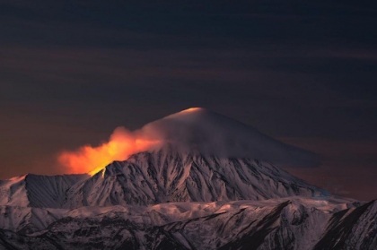 رقص طلوع زمستانی بر قله‌ی دماوند