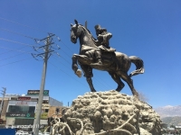 مجسمه آریو برزن در میدانی به همین نام در یاسوج