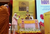 نخست وزیر هند در حال ادای احترام به مجسمه بودا در نشست جهانی بوداییان دهلی نو