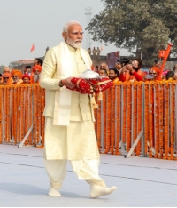 نخست وزیر هند در مراسم افتتاح معبد رام بر ویرانه ها مسجد بابری، تحفه و نذر در دست به سوی خدای رام می رود