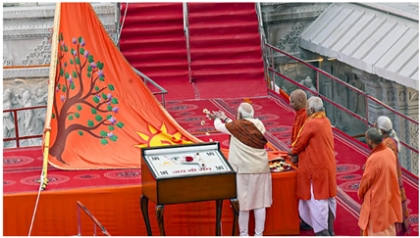 پرچم‌هایی مخوف، طلایه‌داران حملات جدید، که بر بلنداها، ترس را در چشم‌ توده‌ها می‌دوانند